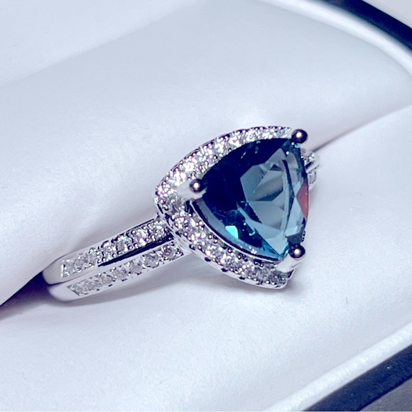 925 Sterling Silver Trillion Cut Blue Topaz Ring - Picture 5 of 8